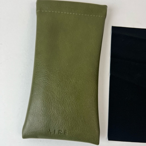 AIRE Green Sunglasses Case & Cleaning Cloth - Picture 5 of 6